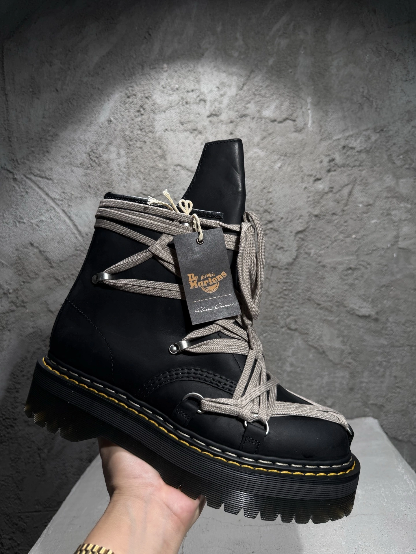 OOBB-- Ow59s DM02E68128001-09  DW02E68128001-09 Ow59s x Dr.Martin Calfskin cowhide item:F-X409B0220B
